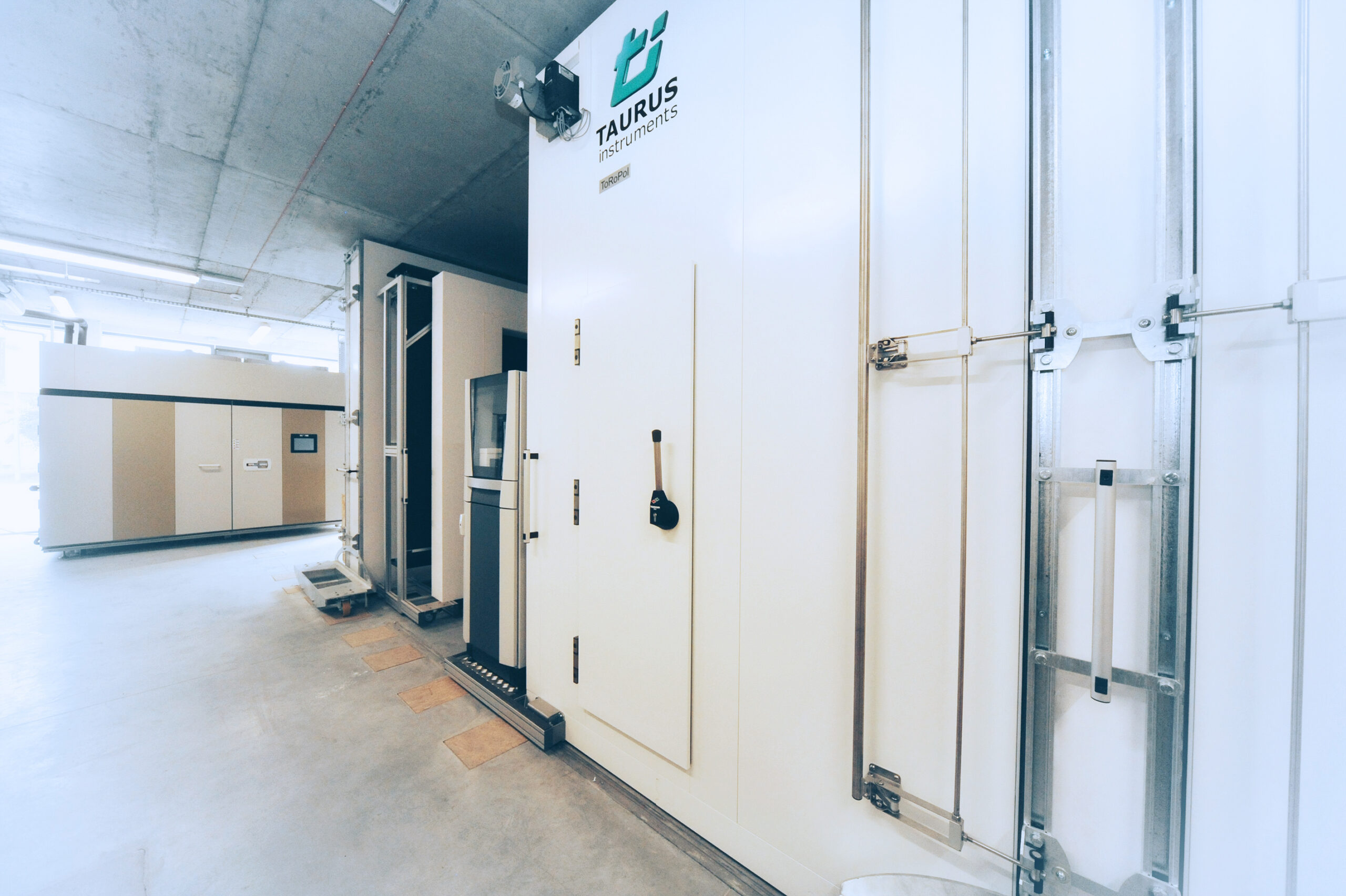 LMCBE Widok z góry na osobę piszącą na klawiaturze laptopa